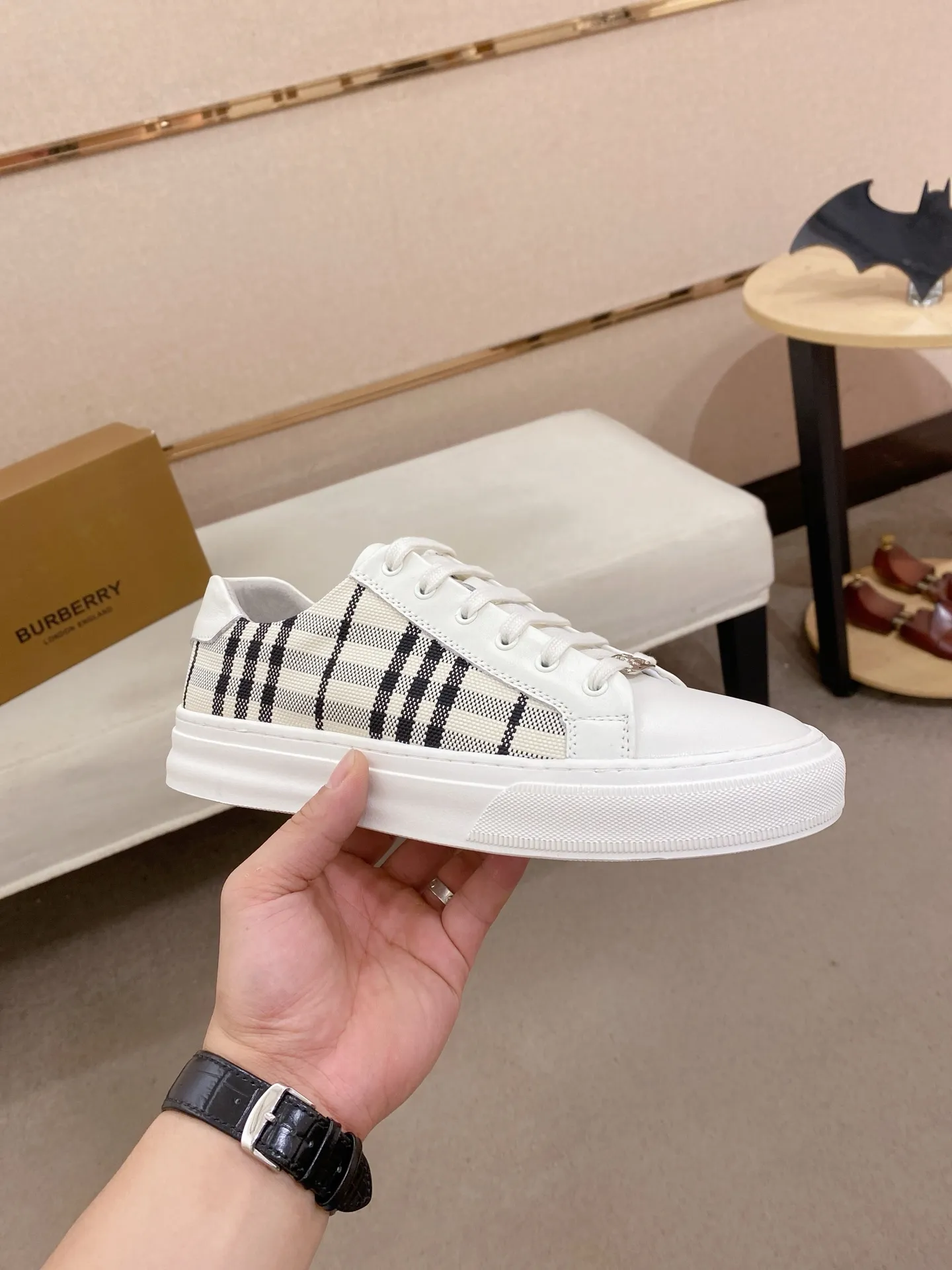 Men's shoes 💰: 400💰🇮🇹🇮🇹 Burberry top purchasing agent 🔍🔍Synchronized sale Positive code number: 38-44 Italian imported first-layer cowhide with fabric. Fully imported sheepskin lining, sole: the original sole is specially provided by the original factory, the exclusive movable molded sole is super comfortable, the original factory follows the order, 🔍🔍high quality, you can come in and out at will, welcome to compare